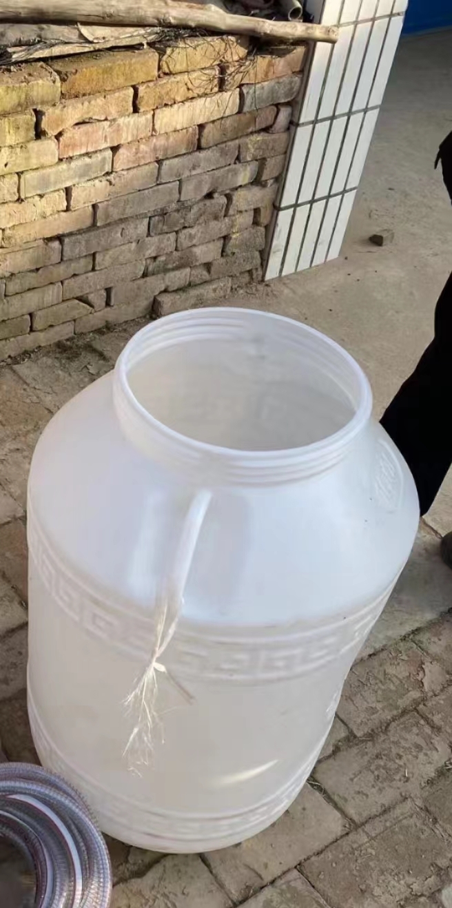 谁家有这种立式的塑料桶100升的，要60个